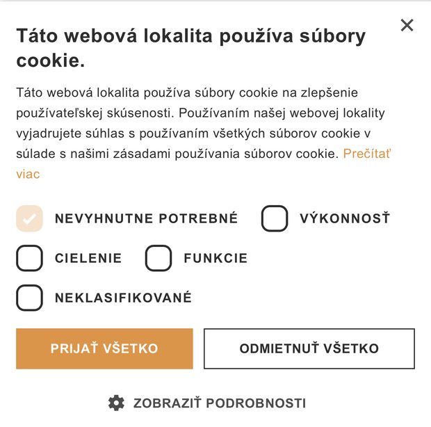 Cookie lišta, ktorej text tvrdí, že súhlas vzniká samotným používaním webovej stránky. Pod textom sú nezaškrtnuté kategórie vrátane kategórie „Neklasifikované“ a tlačidlá Prijať všetko a Odmietnuť všetko.