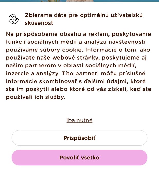 Cookie lišta s tromi možnosťami: „Iba nutné“ ako podčiarknutý text bez tlačidla, „Prispôsobiť“ ako obtiahnuté tlačidlo a „Povoliť všetko“ ako plné ružové tlačidlo.